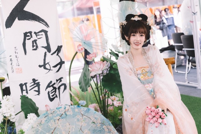LPL晒主持夏安国风妆造：初夏落长安 风月揽千年 最是观赛好时节