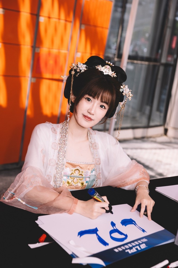 LPL晒主持夏安国风妆造：初夏落长安 风月揽千年 最是观赛好时节